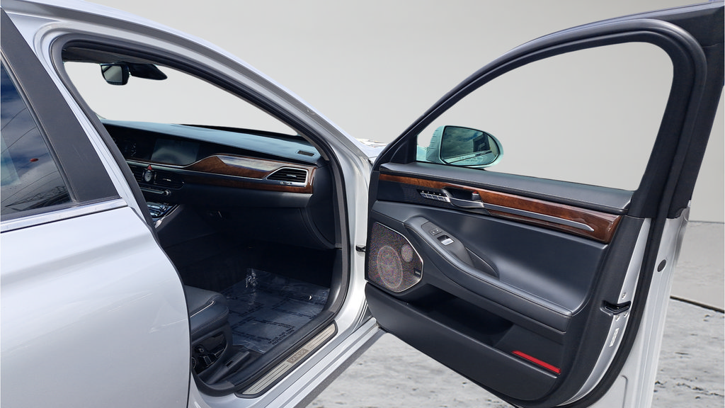 Used 2019 Genesis G90 3.3T Premium RWD image 15