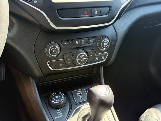Used 2022 Jeep Cherokee Latitude Lux w/ Sun & Sound Group AWD/4WD image 17