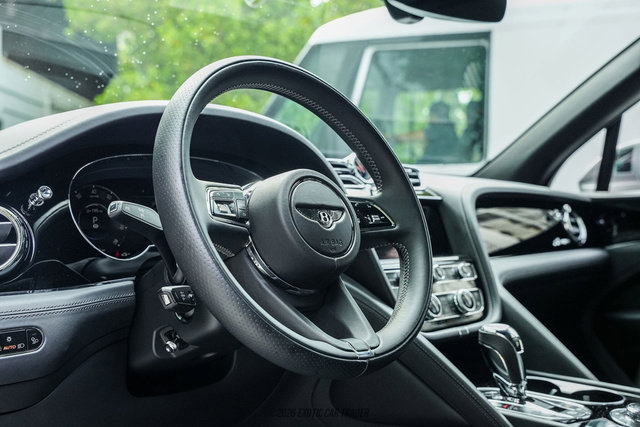 Used 2024 Bentley Bentayga Extended Wheelbase AWD/4WD image 39