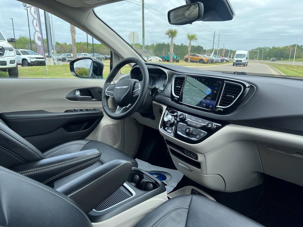 Used 2024 Chrysler Pacifica Touring-L image 10