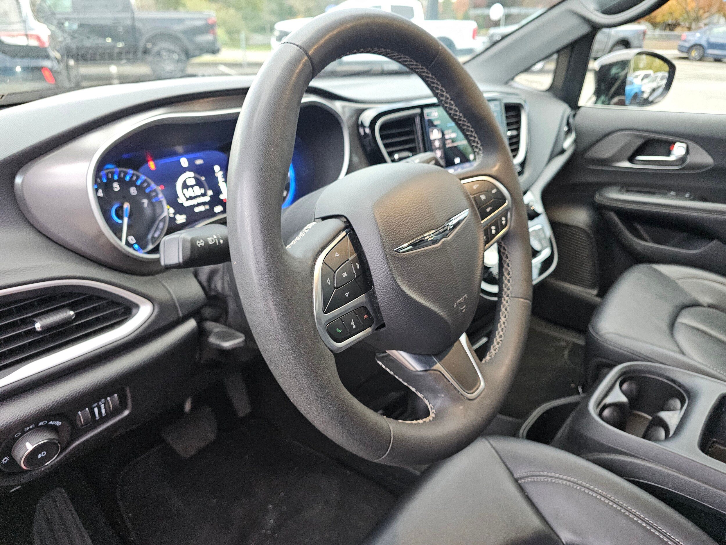 Used 2025 Chrysler Pacifica Select FWD image 24