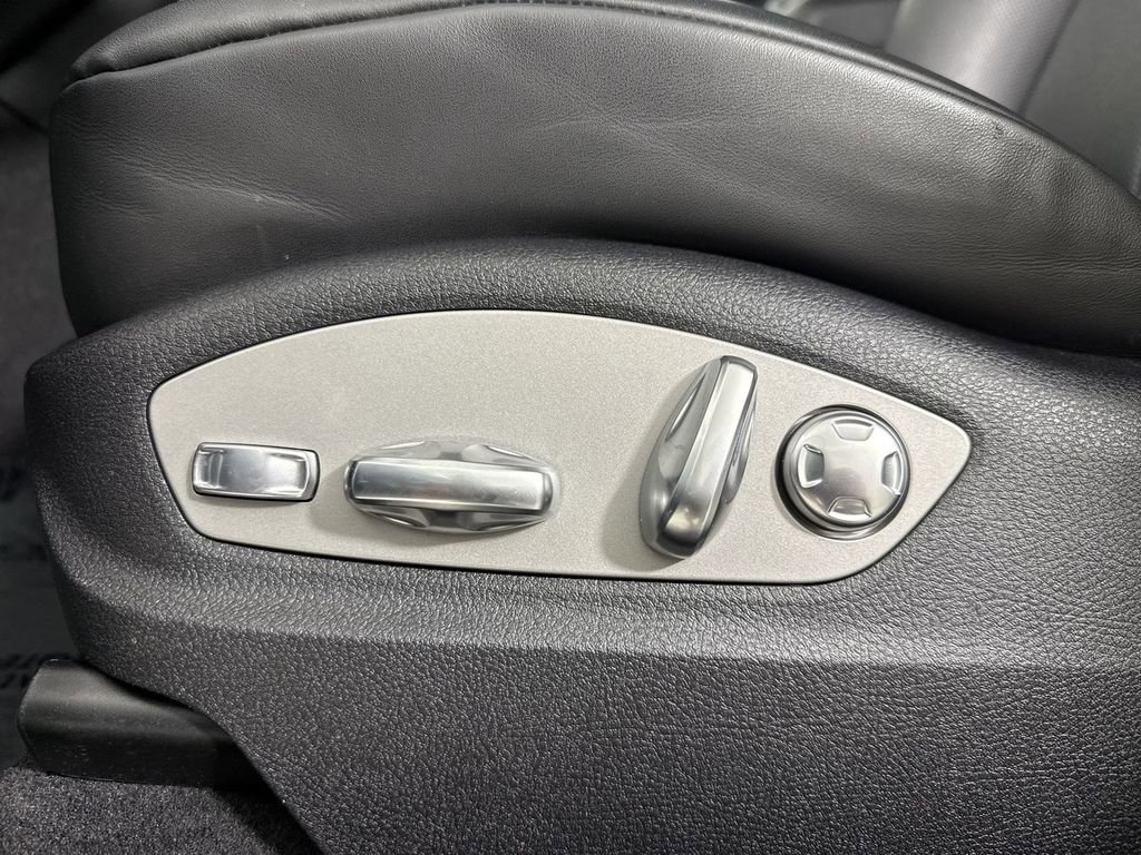 Certified 2025 Porsche Macan image 40
