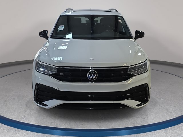 Used 2024 Volkswagen Tiguan SE R-Line FWD image 3