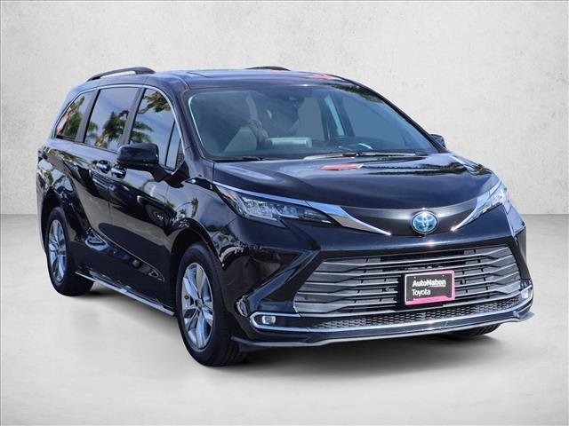 Certified 2023 Toyota Sienna XLE w/ XLE Plus Package FWD image 3
