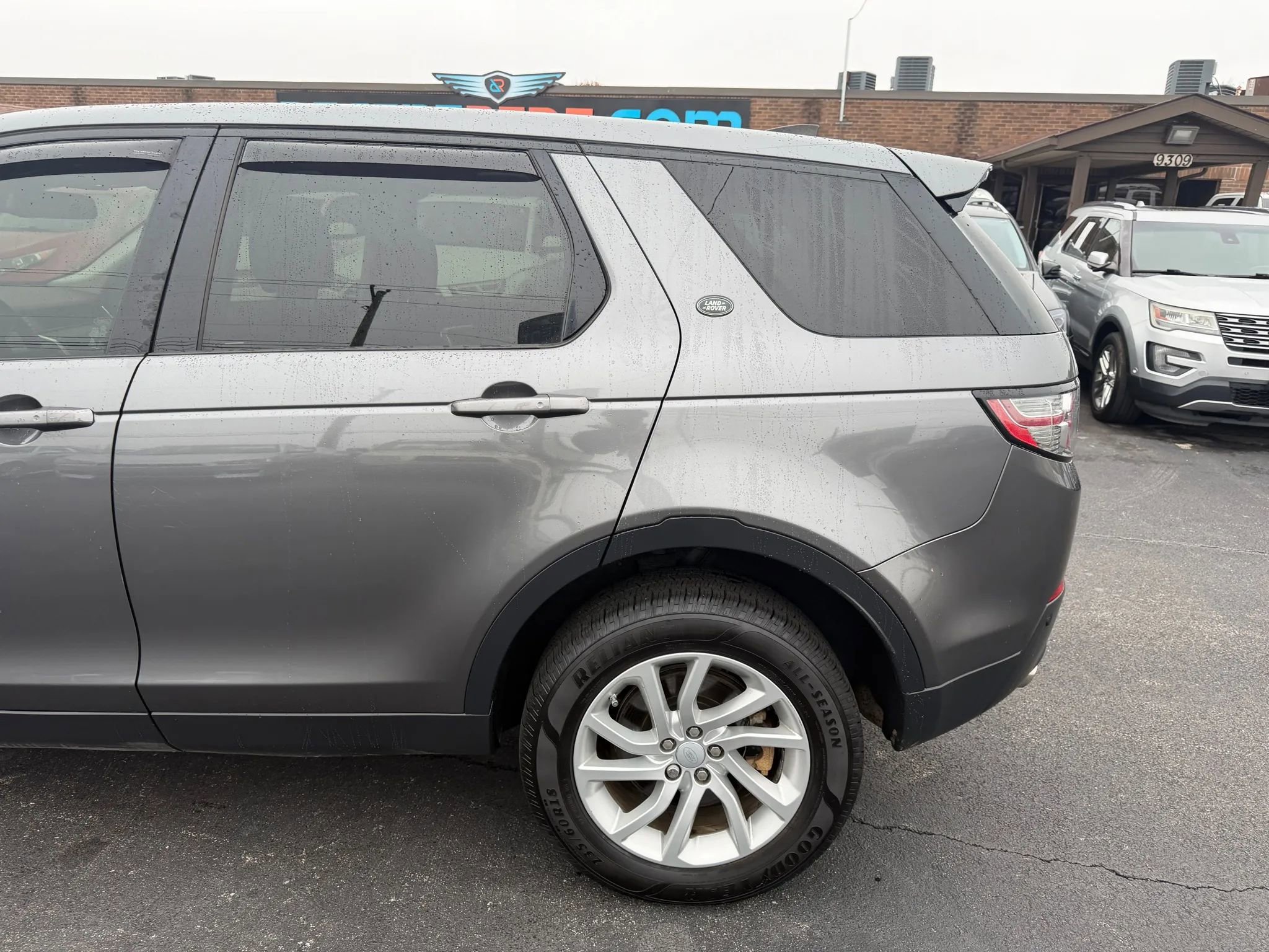 Used 2018 Land Rover Discovery Sport HSE image 47