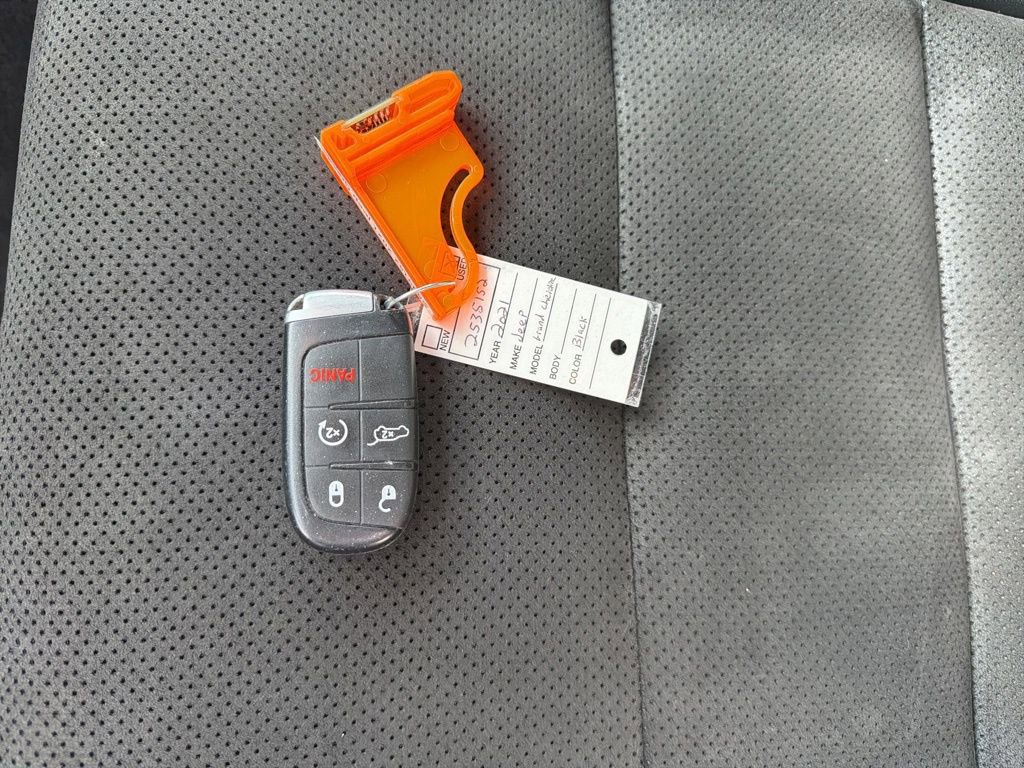 Used 2021 Jeep Grand Cherokee Laredo X image 32