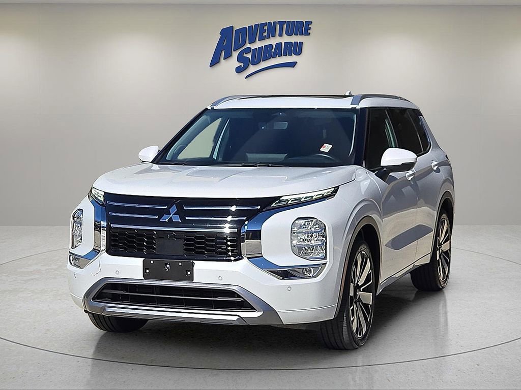 Used 2025 Mitsubishi Outlander SEL image 2