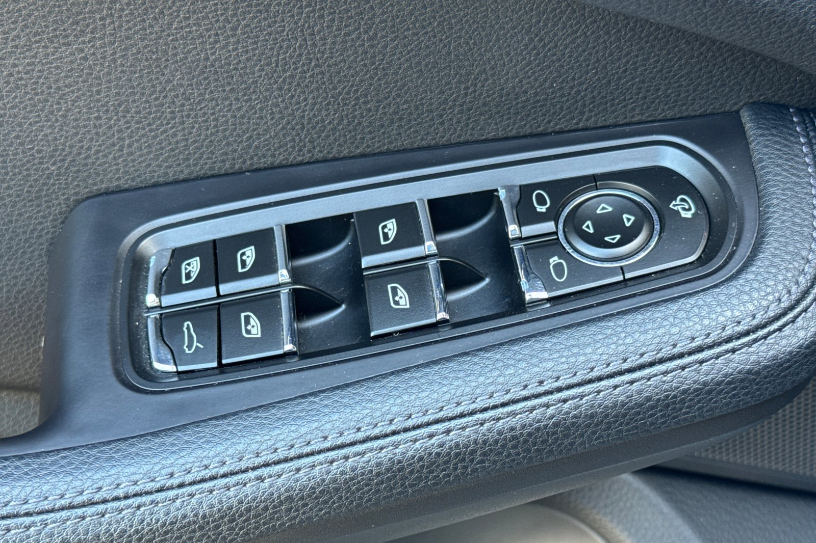 Used 2022 Porsche Macan AWD/4WD image 13