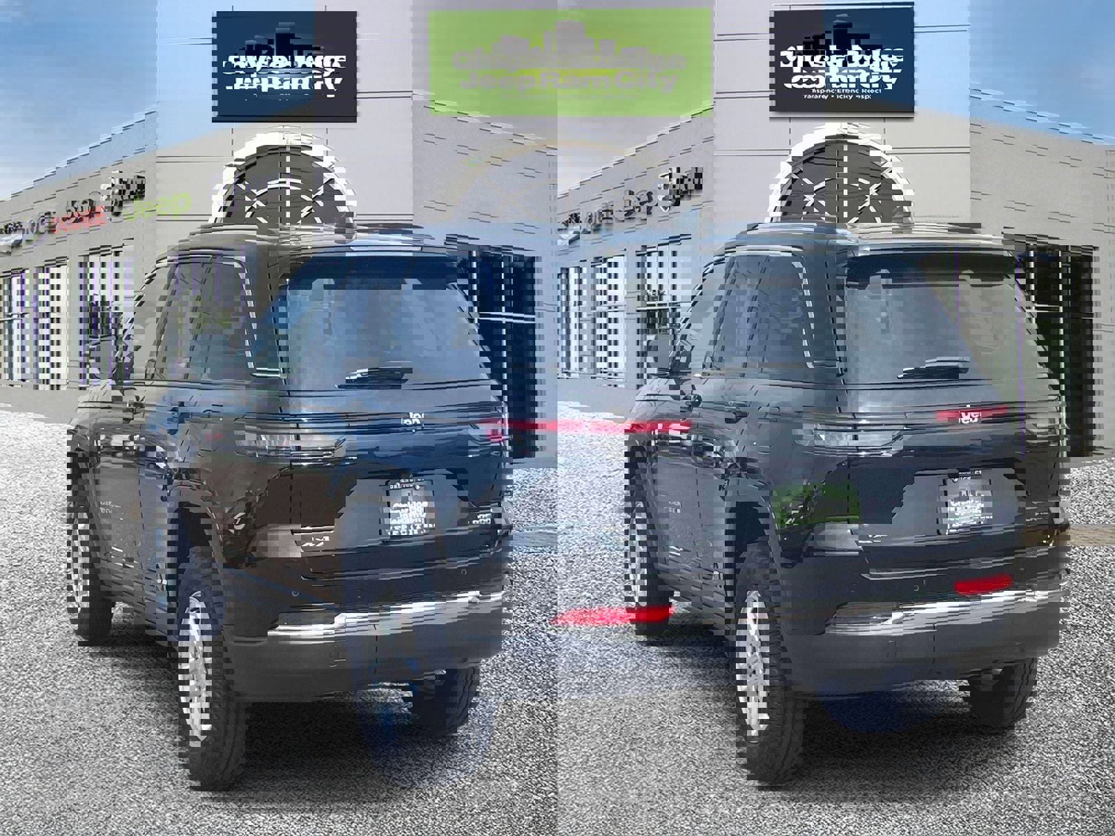 Used 2023 Jeep Grand Cherokee Laredo AWD/4WD image 8