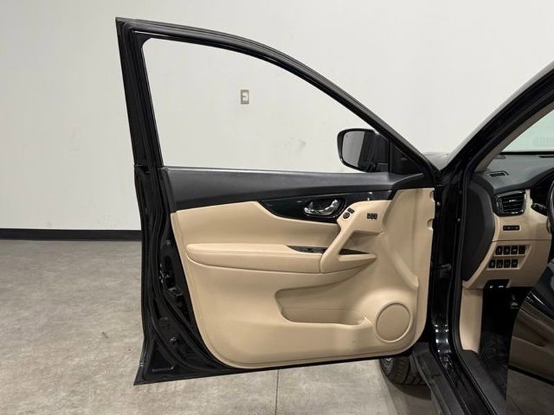 Used 2017 Nissan Rogue SL w/ SL Premium Package image 13