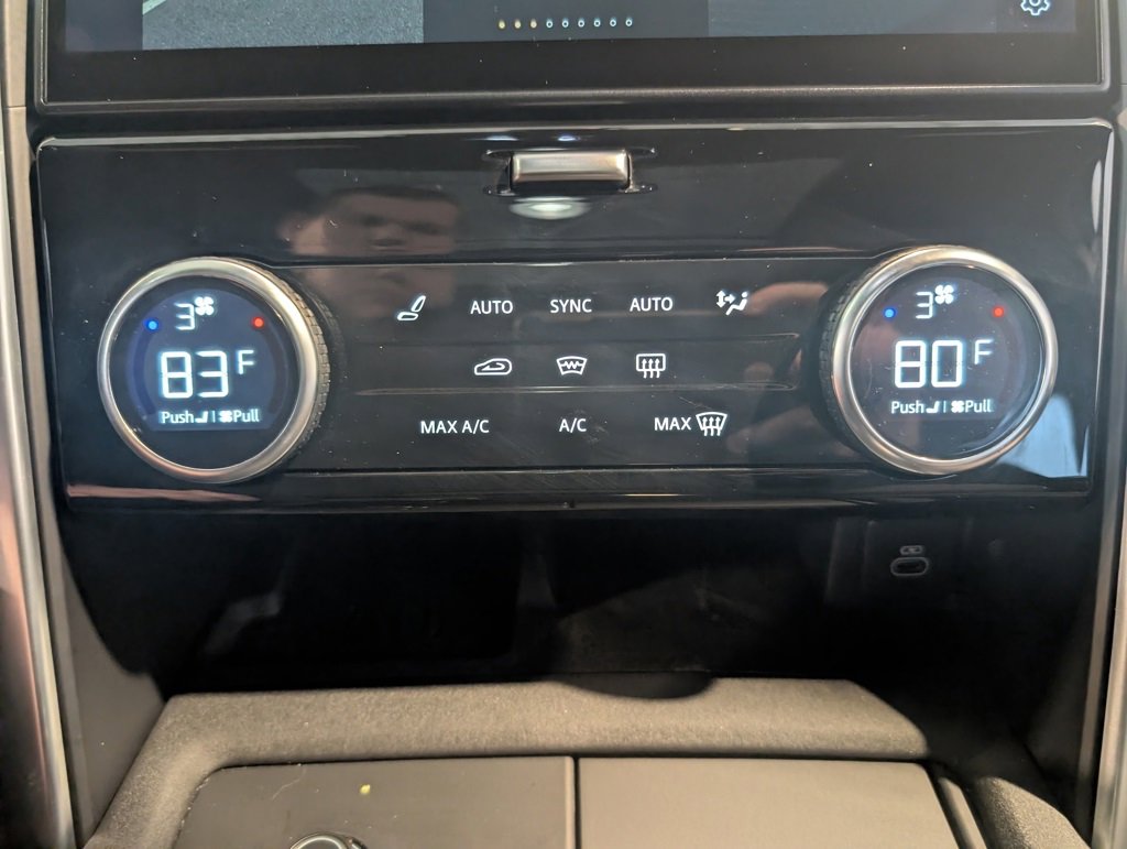 Used 2024 Land Rover Discovery Dynamic SE image 23