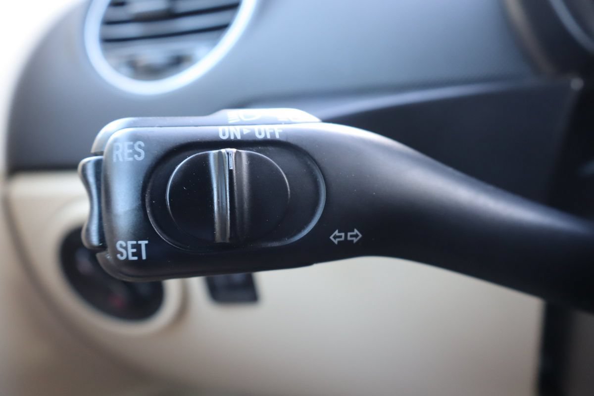 Used 2008 Volkswagen Beetle SE FWD image 38
