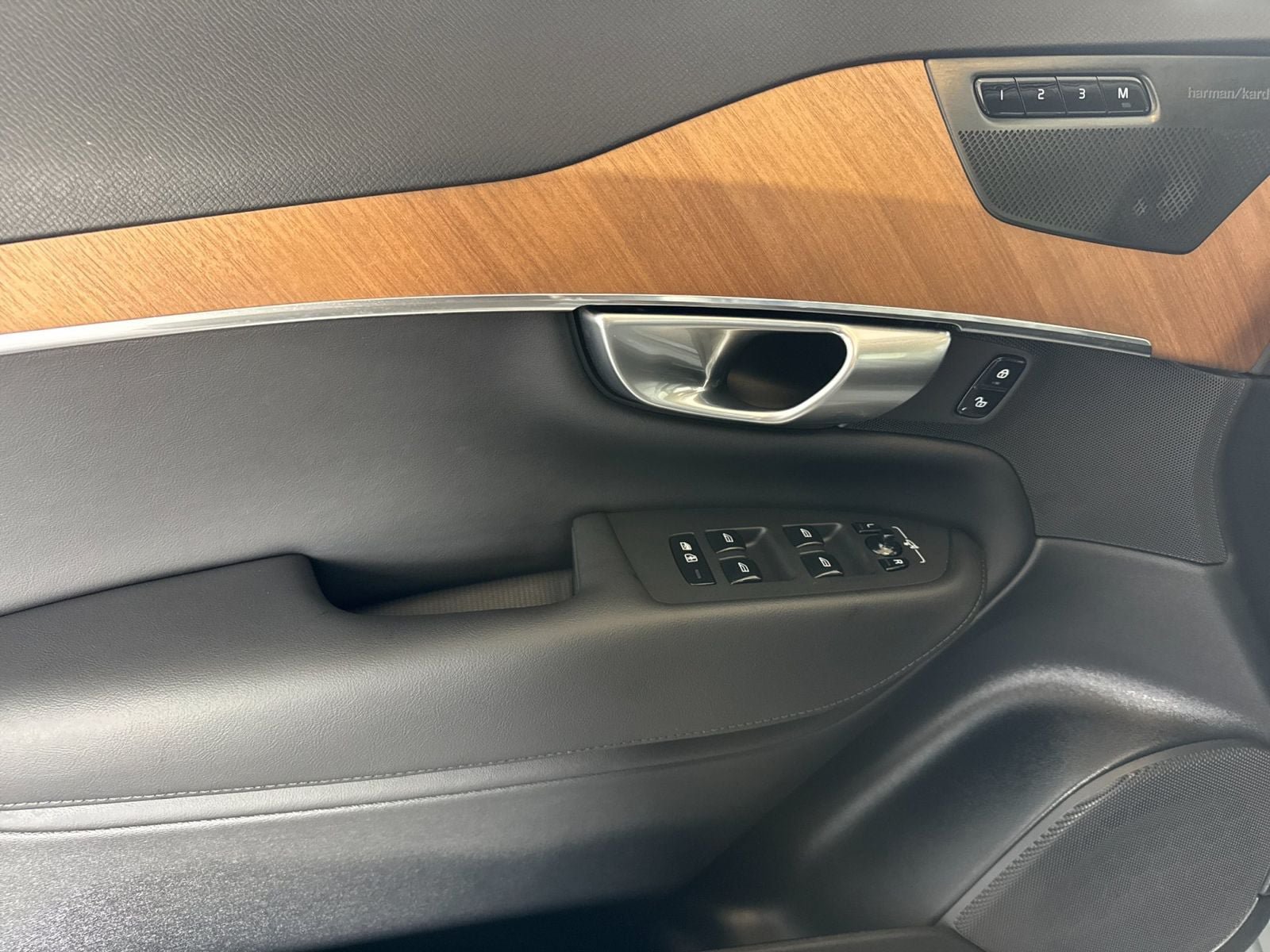 Certified 2024 Volvo XC90 T8 Plus w/ Protection Package Premier AWD/4WD image 17