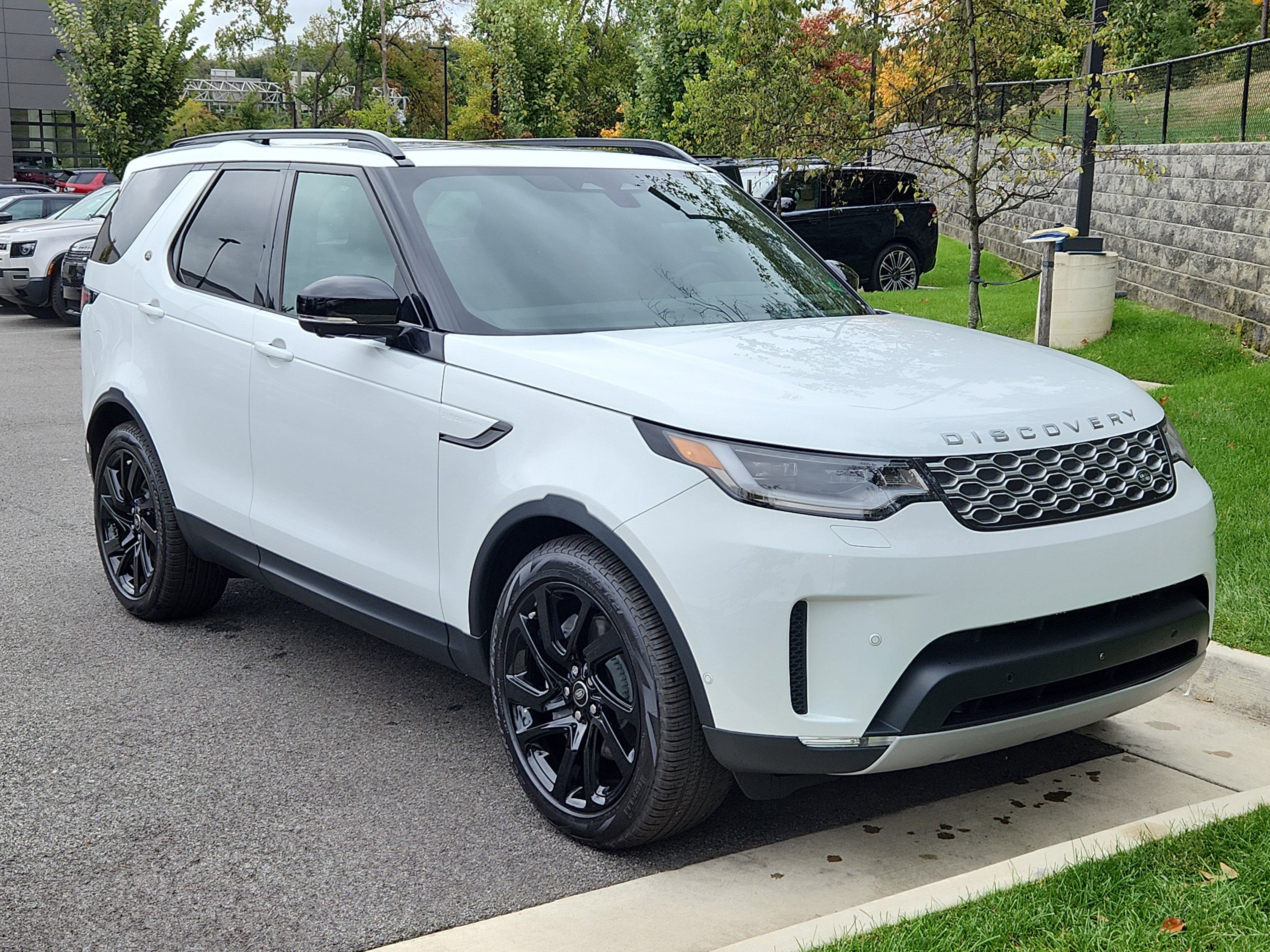 New 2025 Land Rover Discovery S image 10