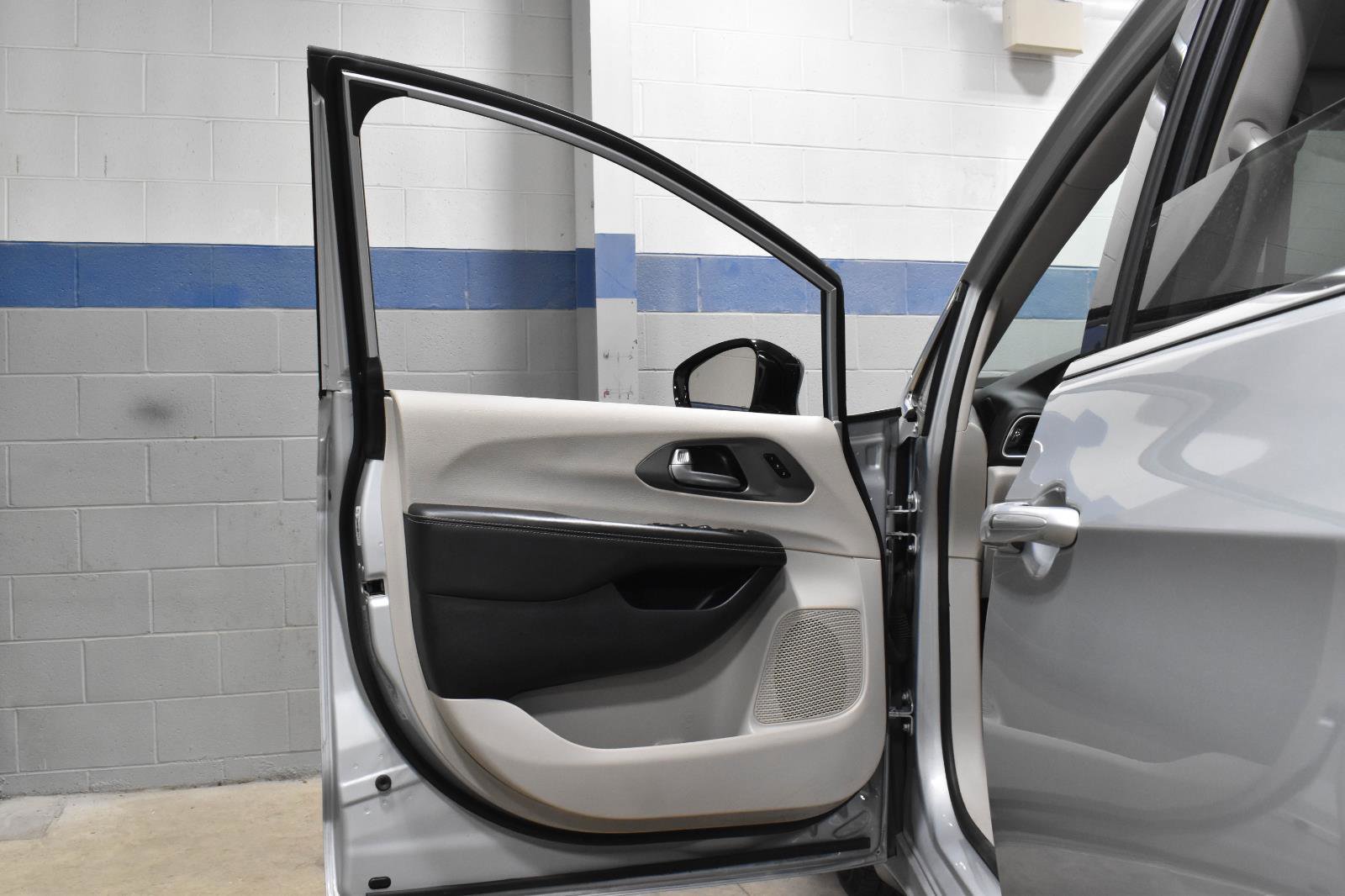 Used 2024 Chrysler Pacifica Touring-L image 11