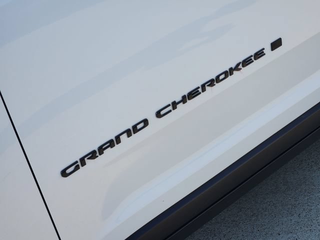 Used 2025 Jeep Grand Cherokee Altitude AWD/4WD image 9