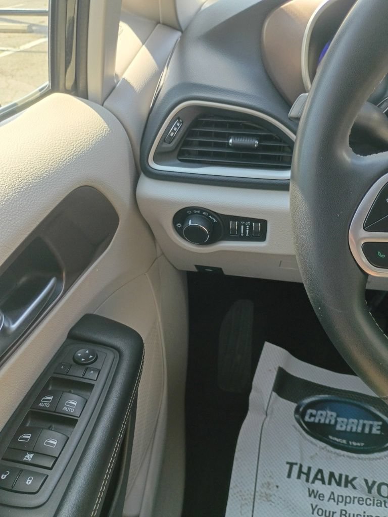 Used 2022 Chrysler Voyager LX FWD image 10