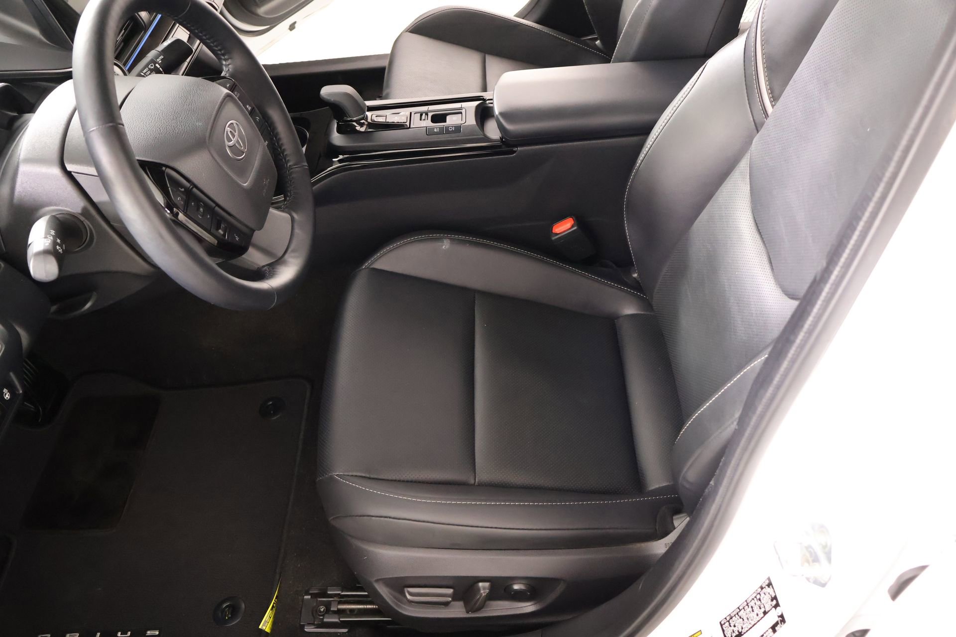 Used 2024 Toyota Prius Limited w/ Limited Premium Package FWD image 11
