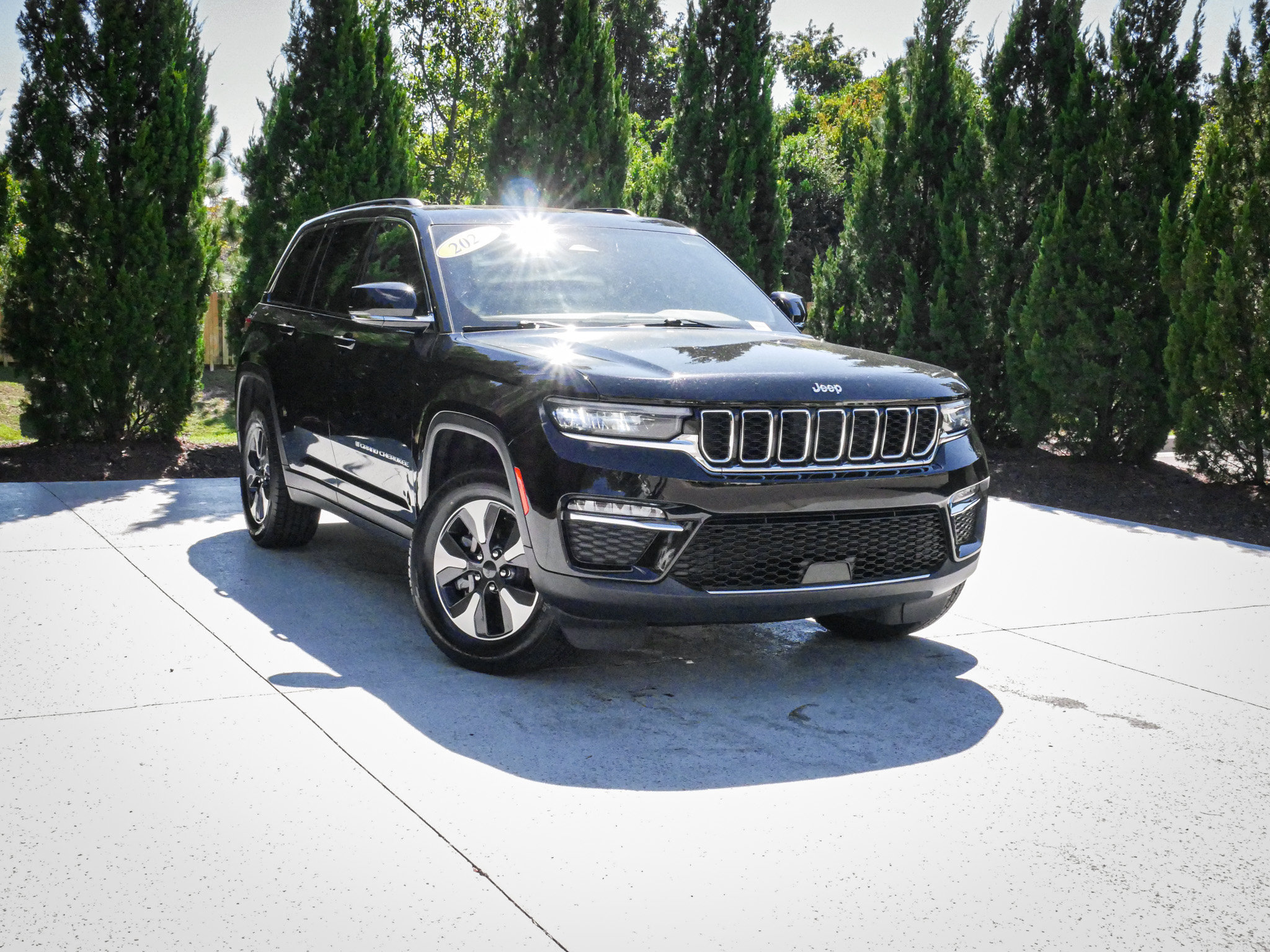 Used 2024 Jeep Grand Cherokee Limited 4xe AWD/4WD image 2