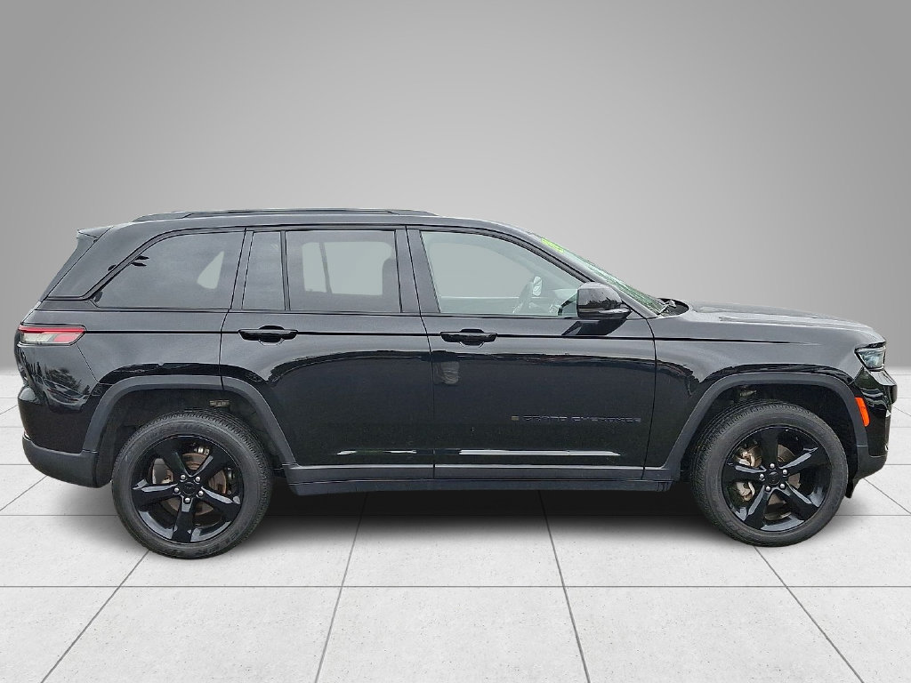 Used 2024 Jeep Grand Cherokee Altitude AWD/4WD image 8