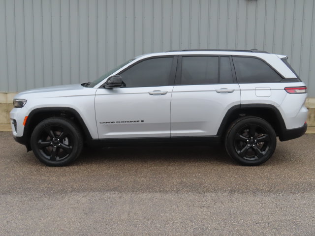 Used 2023 Jeep Grand Cherokee Altitude AWD/4WD image 7