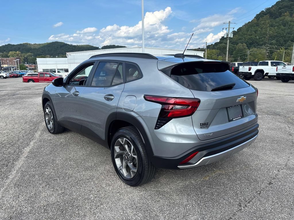 Used 2026 Chevrolet Trax LT FWD image 3