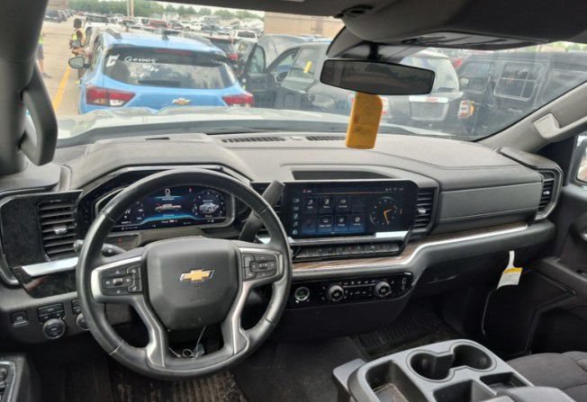 Used 2024 Chevrolet Silverado 1500 LT AWD/4WD image 2