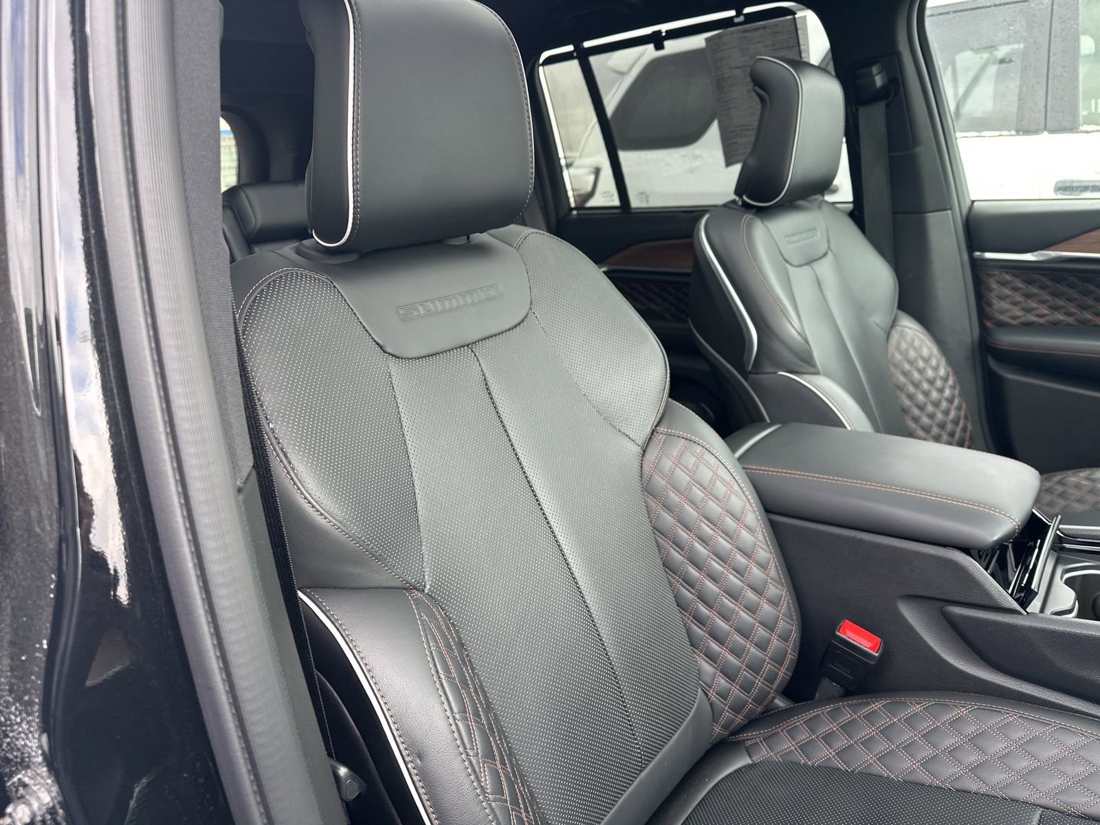 Used 2024 Jeep Grand Cherokee Summit w/ Luxury Tech Group V image 39