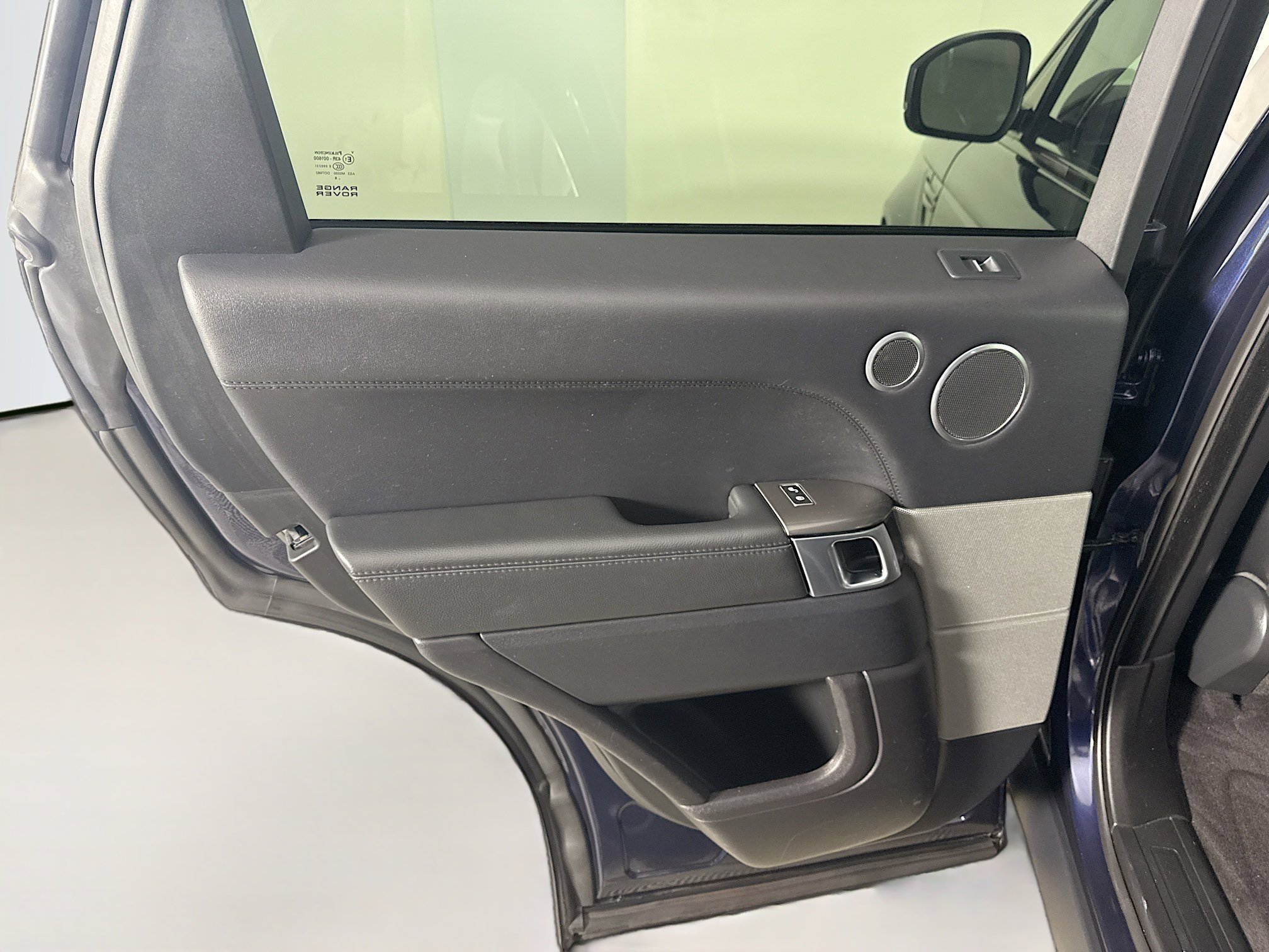 Used 2016 Land Rover Range Rover Sport SE image 26