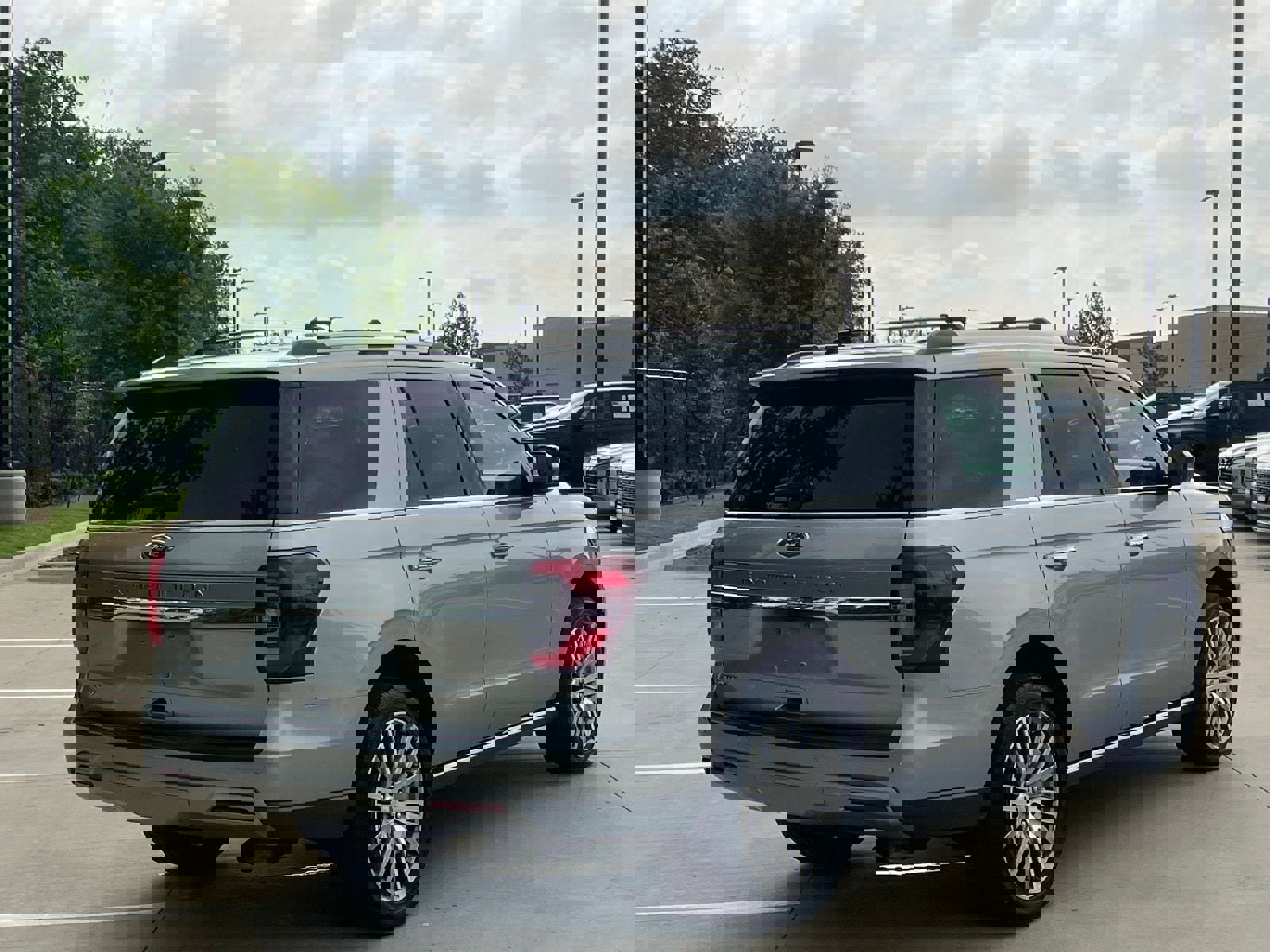 Used 2024 Ford Expedition Limited AWD/4WD image 11