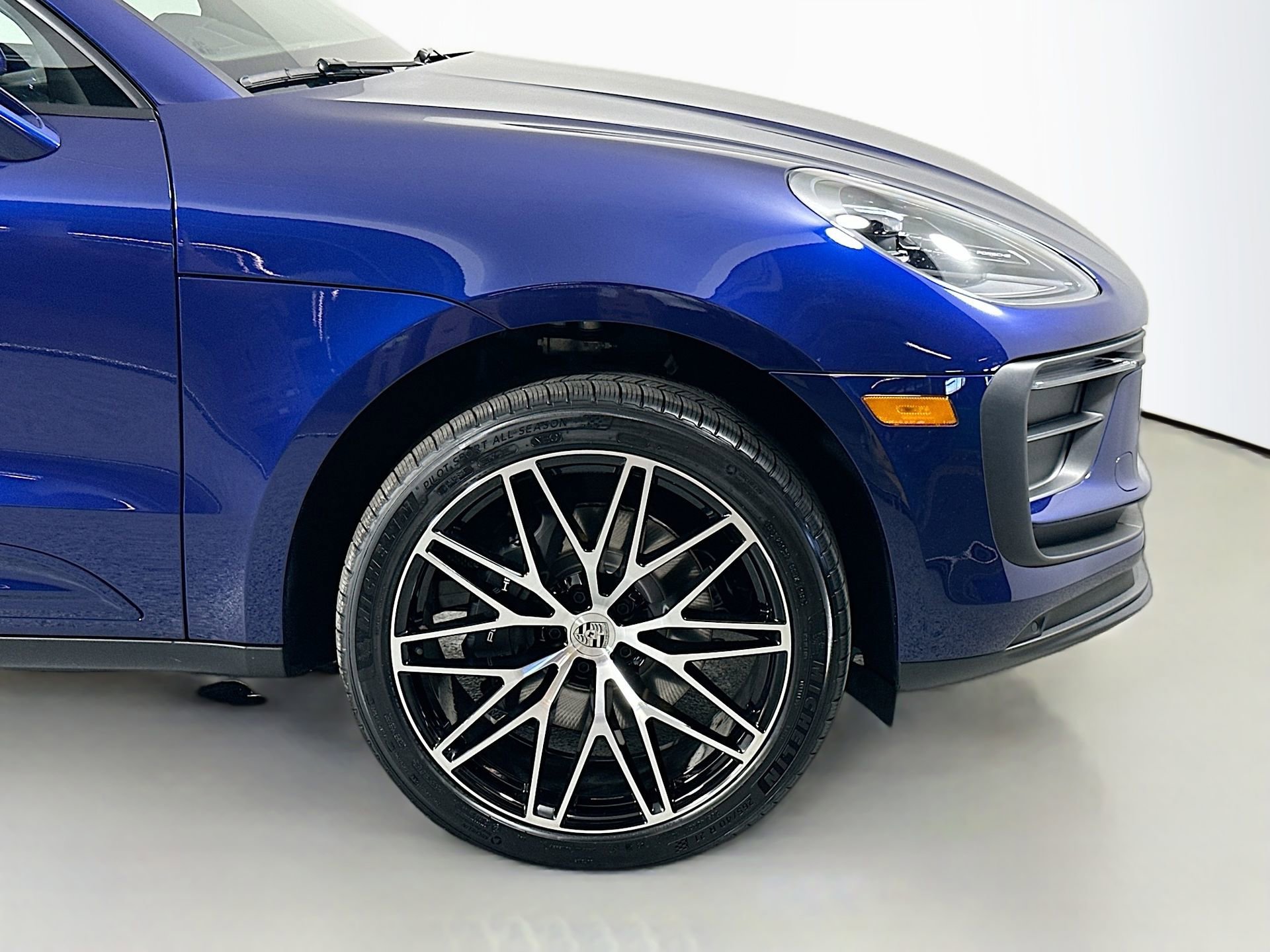 Certified 2025 Porsche Macan image 14
