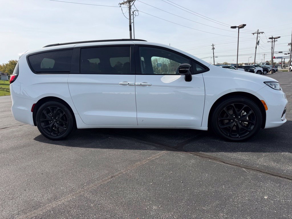 Used 2025 Chrysler Pacifica Limited FWD image 4