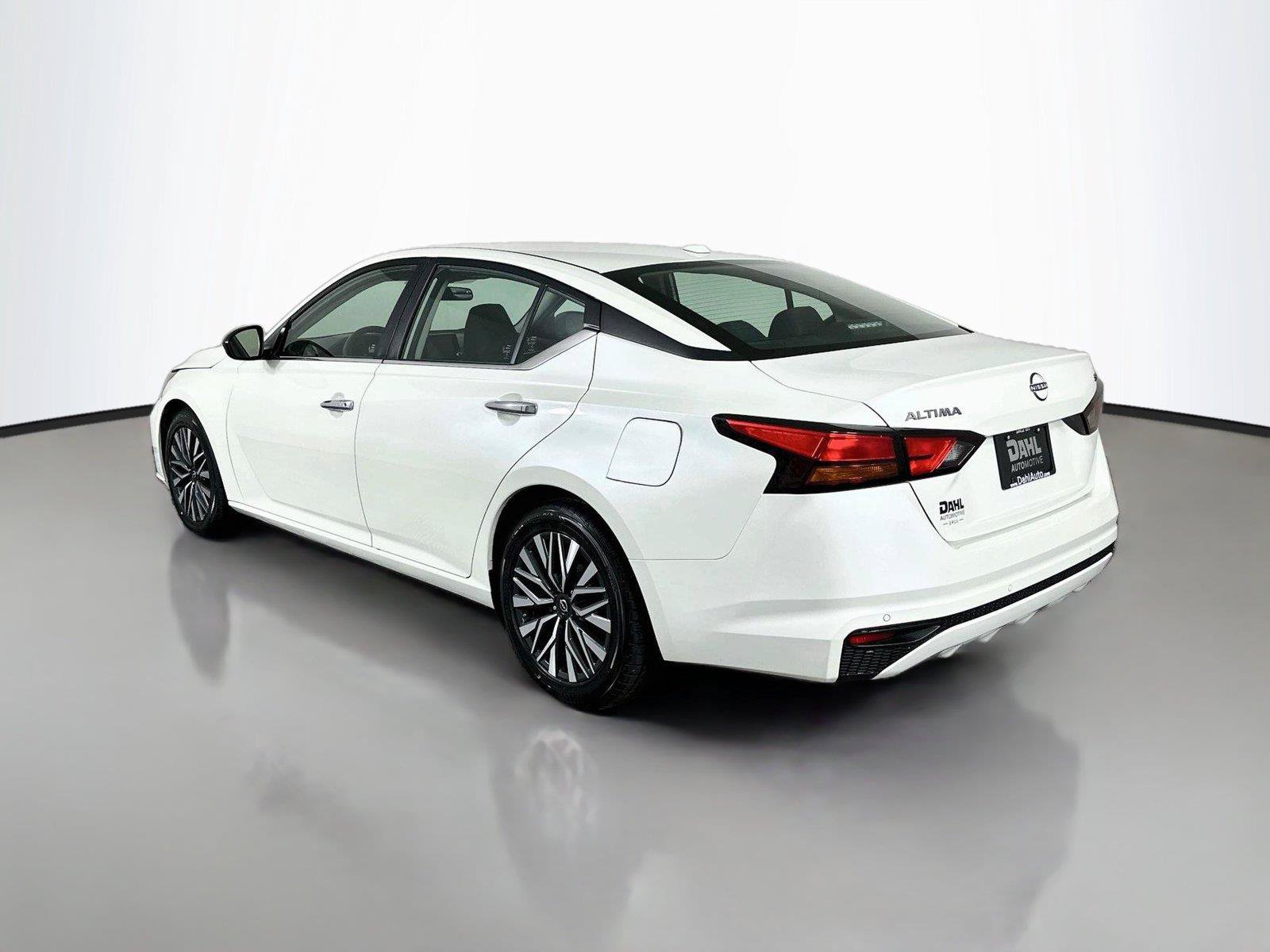 Used 2024 Nissan Altima 2.5 SV FWD image 10