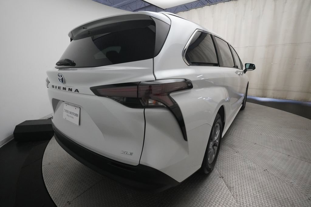 Used 2025 Toyota Sienna XLE FWD image 13