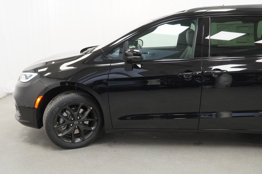 New 2026 Chrysler Pacifica Limited w/ S Appearance Package image 14