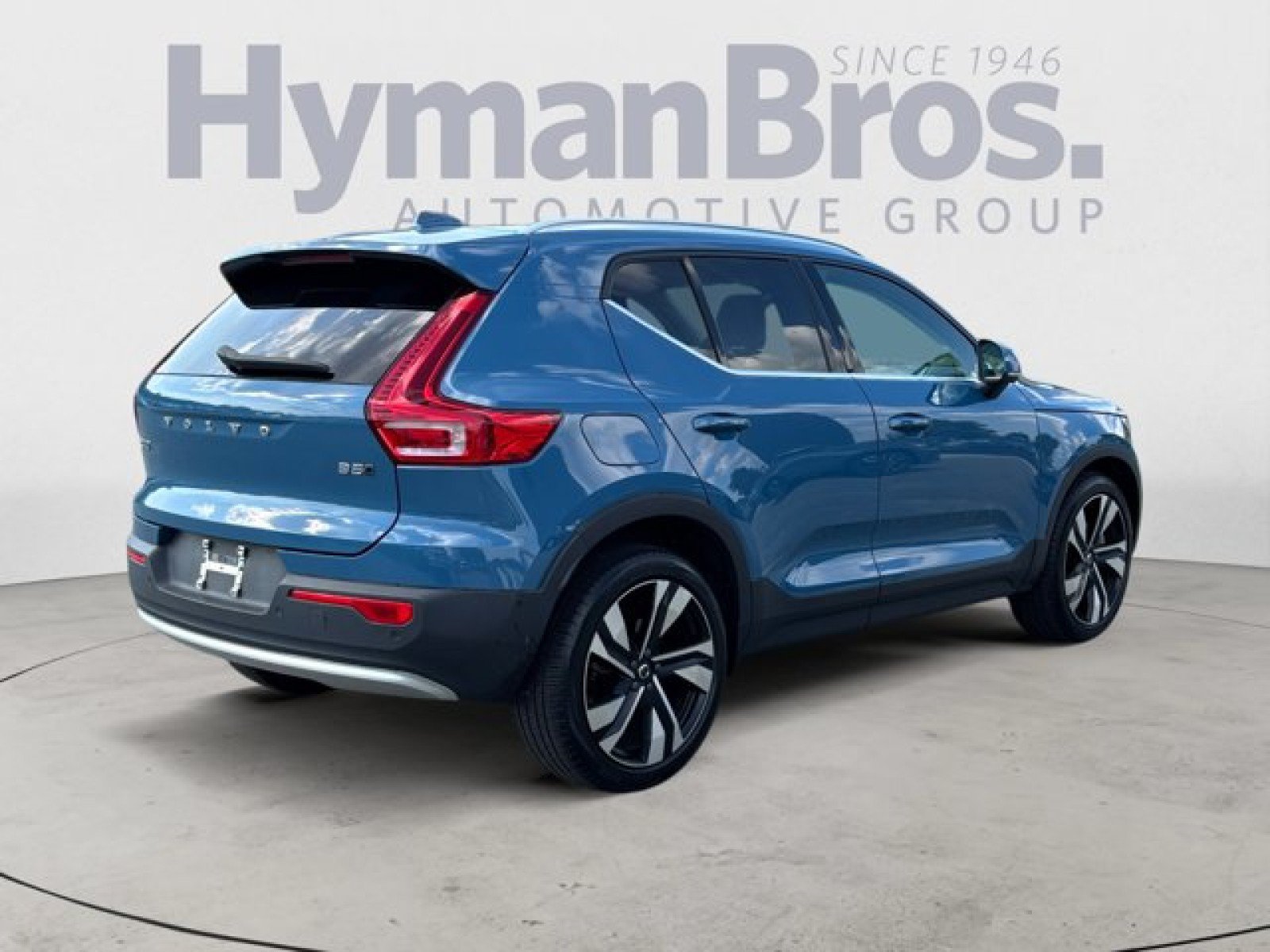 Used 2023 Volvo XC40 B5 Plus w/ Driver Assist Package AWD/4WD image 3