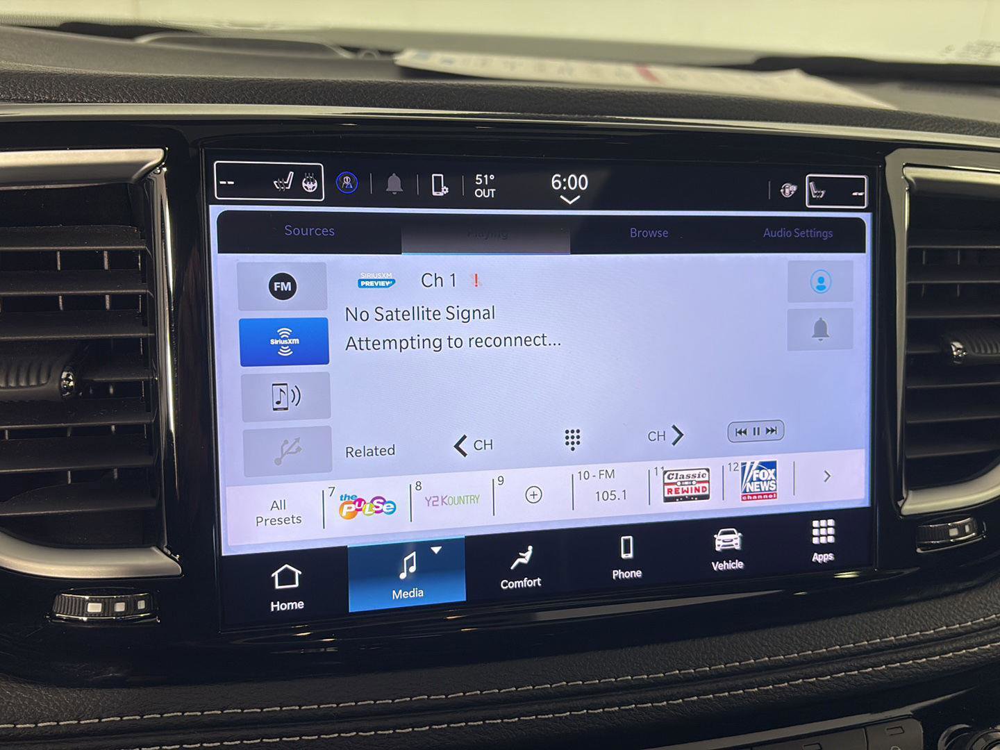 Used 2025 Chrysler Pacifica Premium image 28