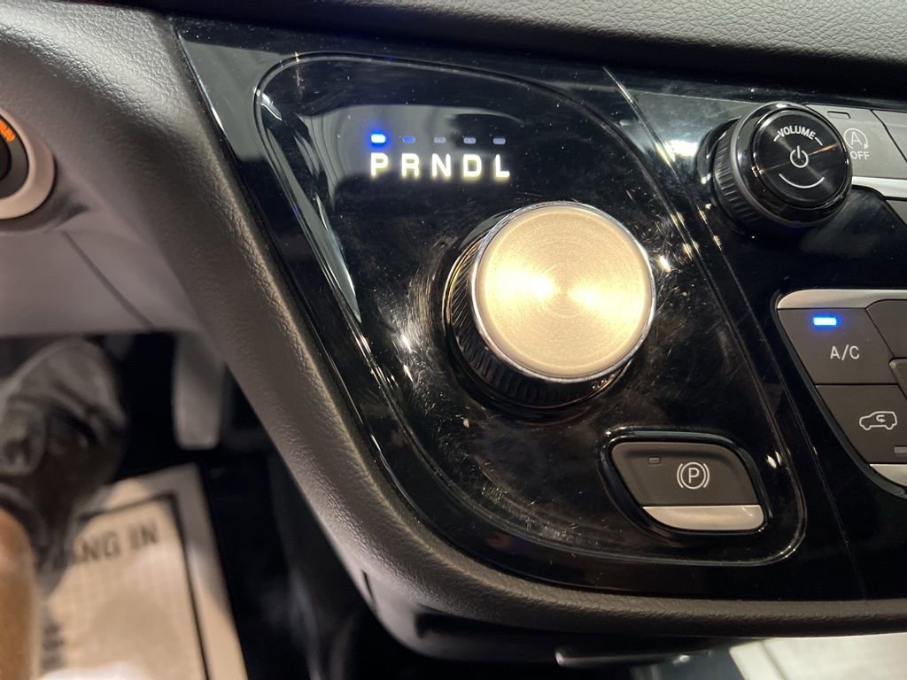 Used 2025 Chrysler Pacifica Select image 27