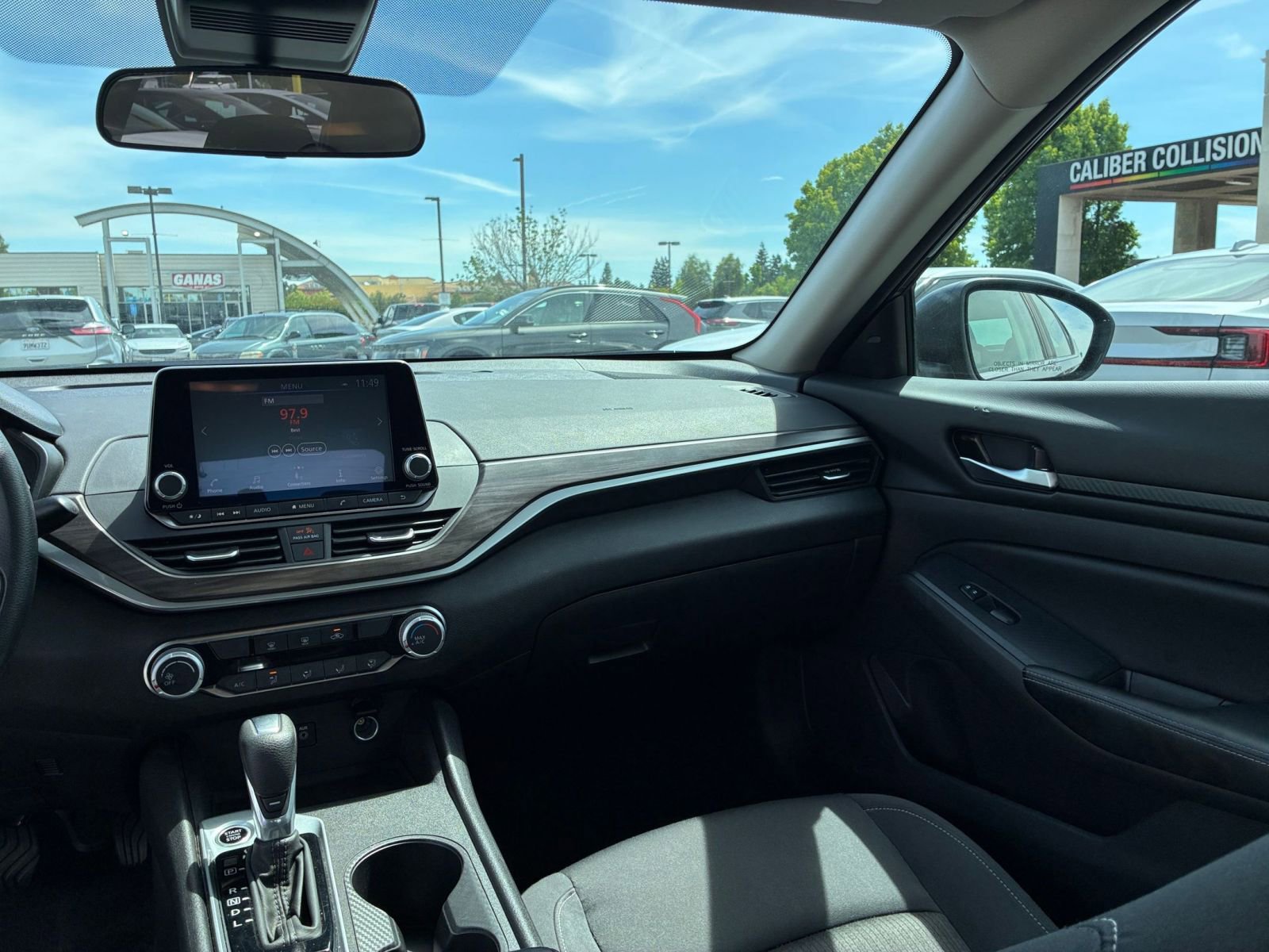Used 2025 Nissan Altima 2.5 SV FWD image 35