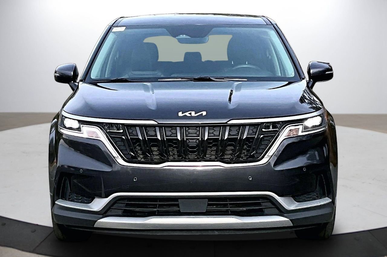 Used 2024 Kia Carnival EX image 3