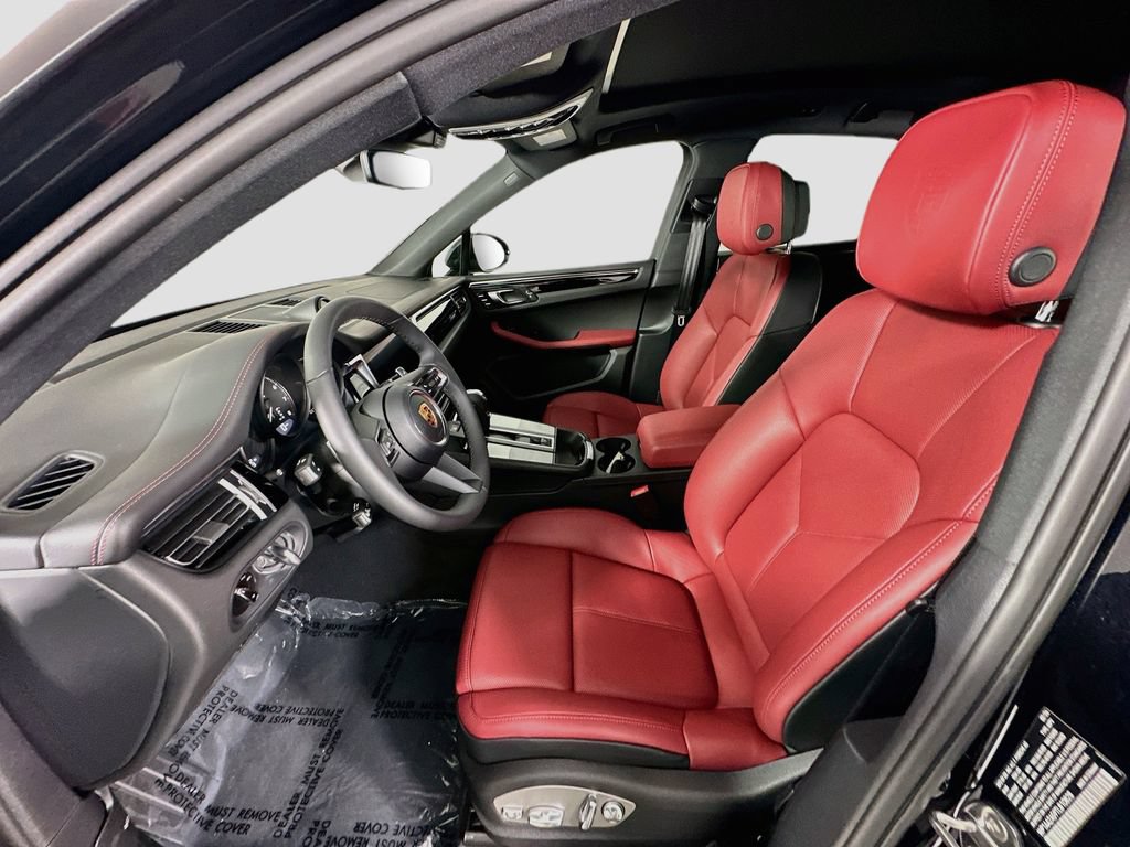 Certified 2026 Porsche Macan AWD/4WD image 5