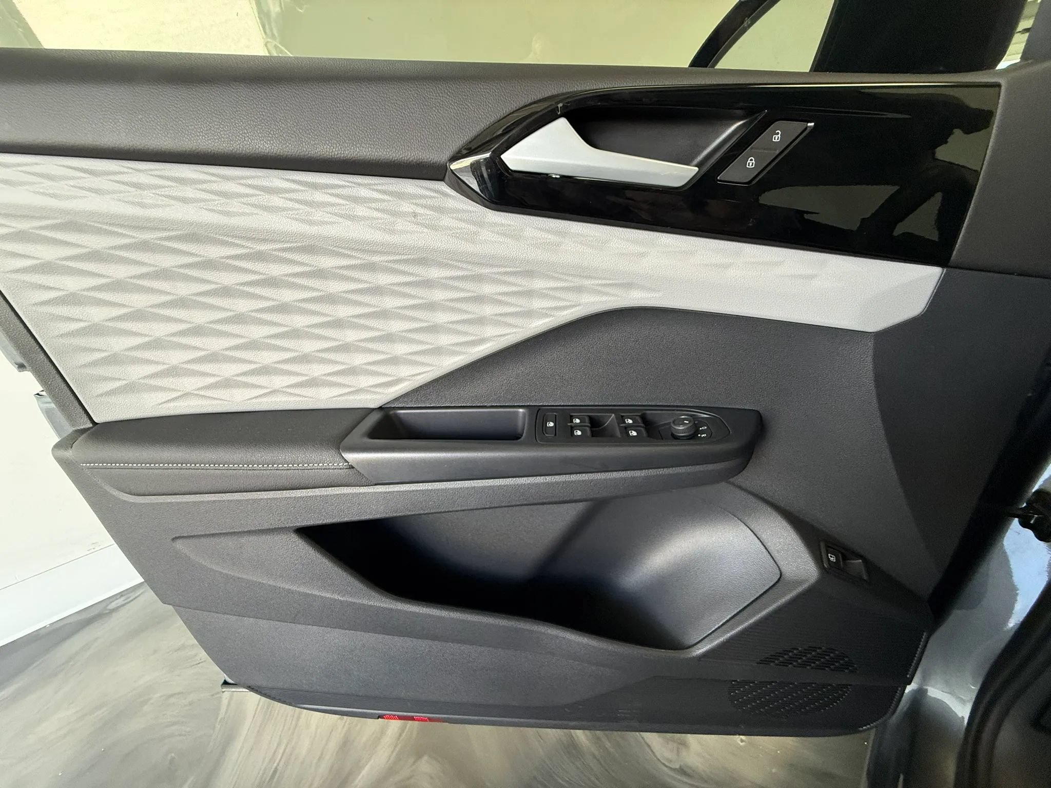 Used 2024 Volkswagen Taos S FWD image 31