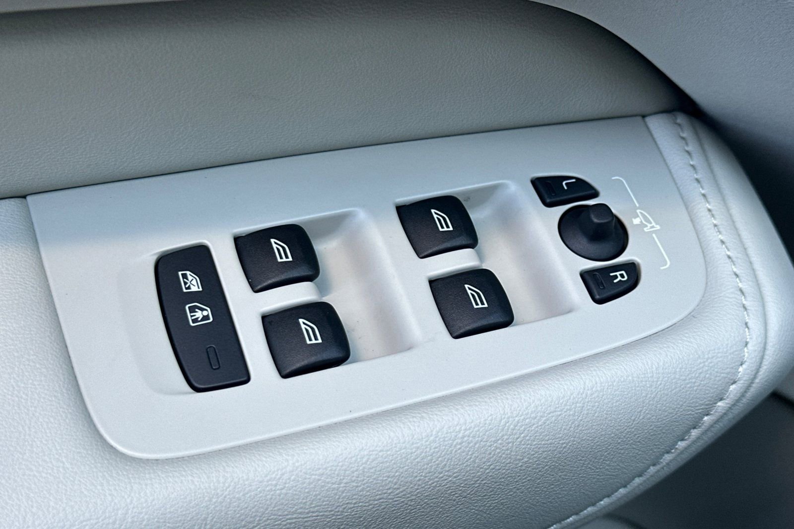 Certified 2025 Volvo XC60 T8 Ultra w/ Protection Package Premier image 16