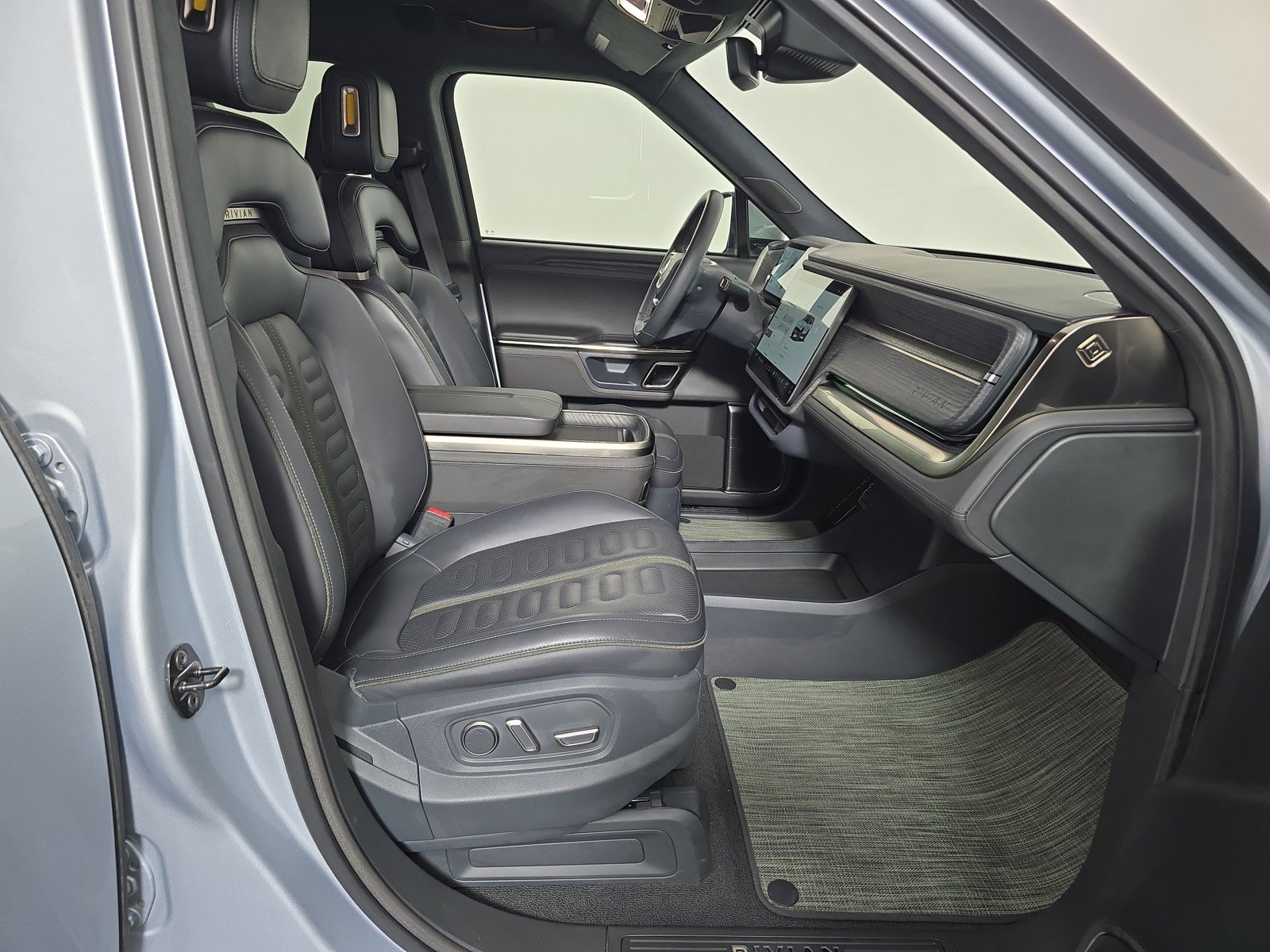 Used 2023 Rivian R1S Adventure AWD/4WD image 24