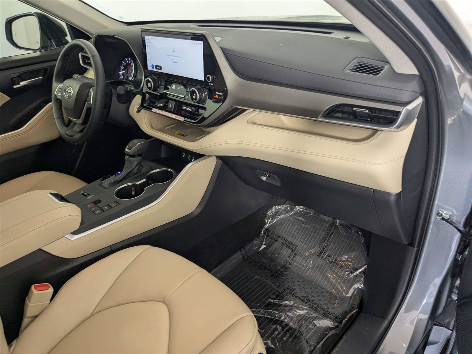 Certified 2025 Toyota Highlander XLE FWD image 32