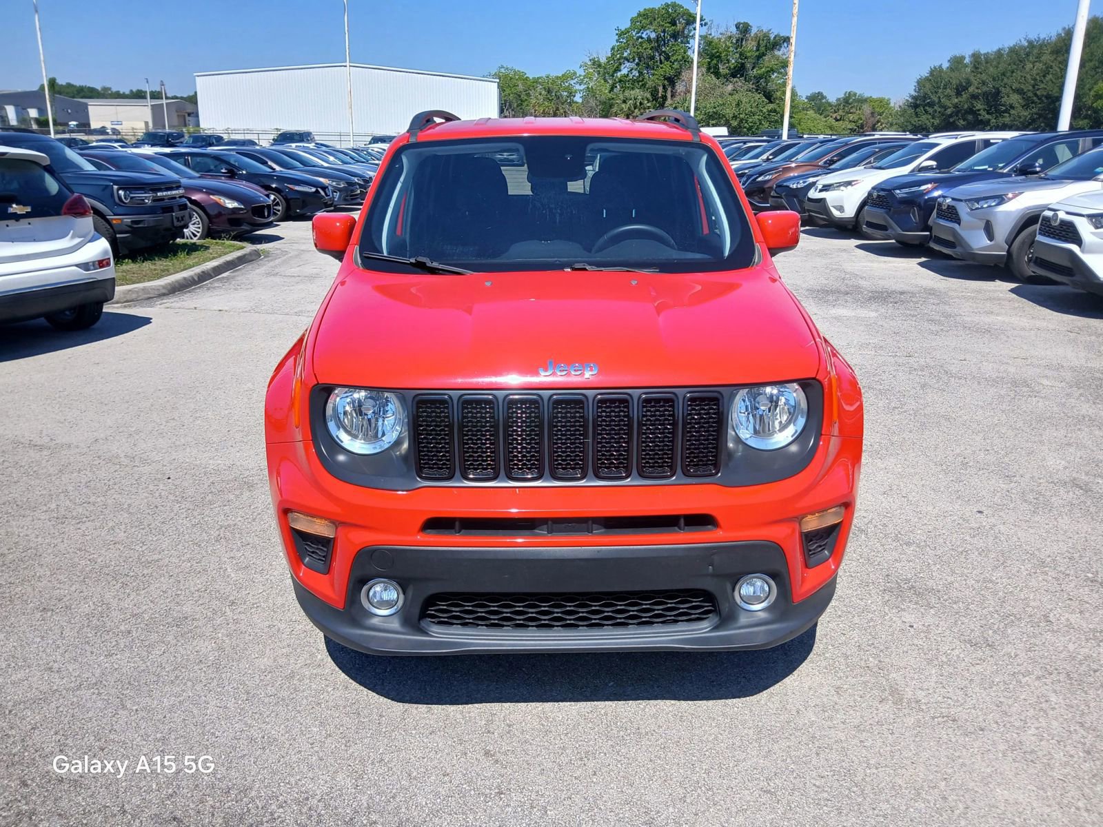 Used 2019 Jeep Renegade Latitude FWD image 3