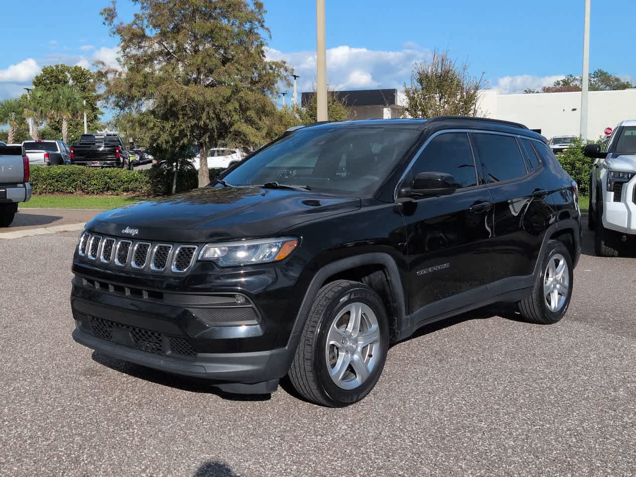 Used 2023 Jeep Compass Latitude w/ Convenience Group AWD/4WD image 2
