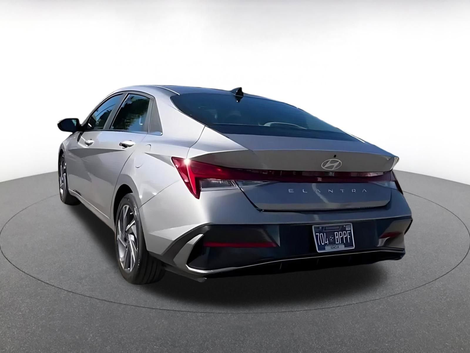Used 2025 Hyundai Elantra SEL image 11