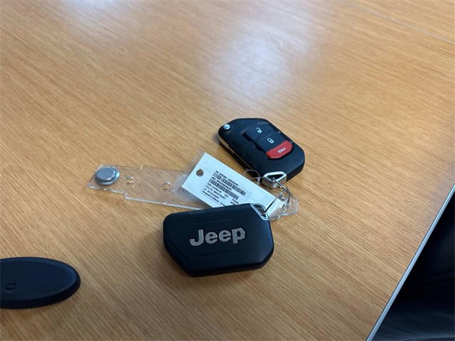 Used 2024 Jeep Grand Cherokee Laredo image 4