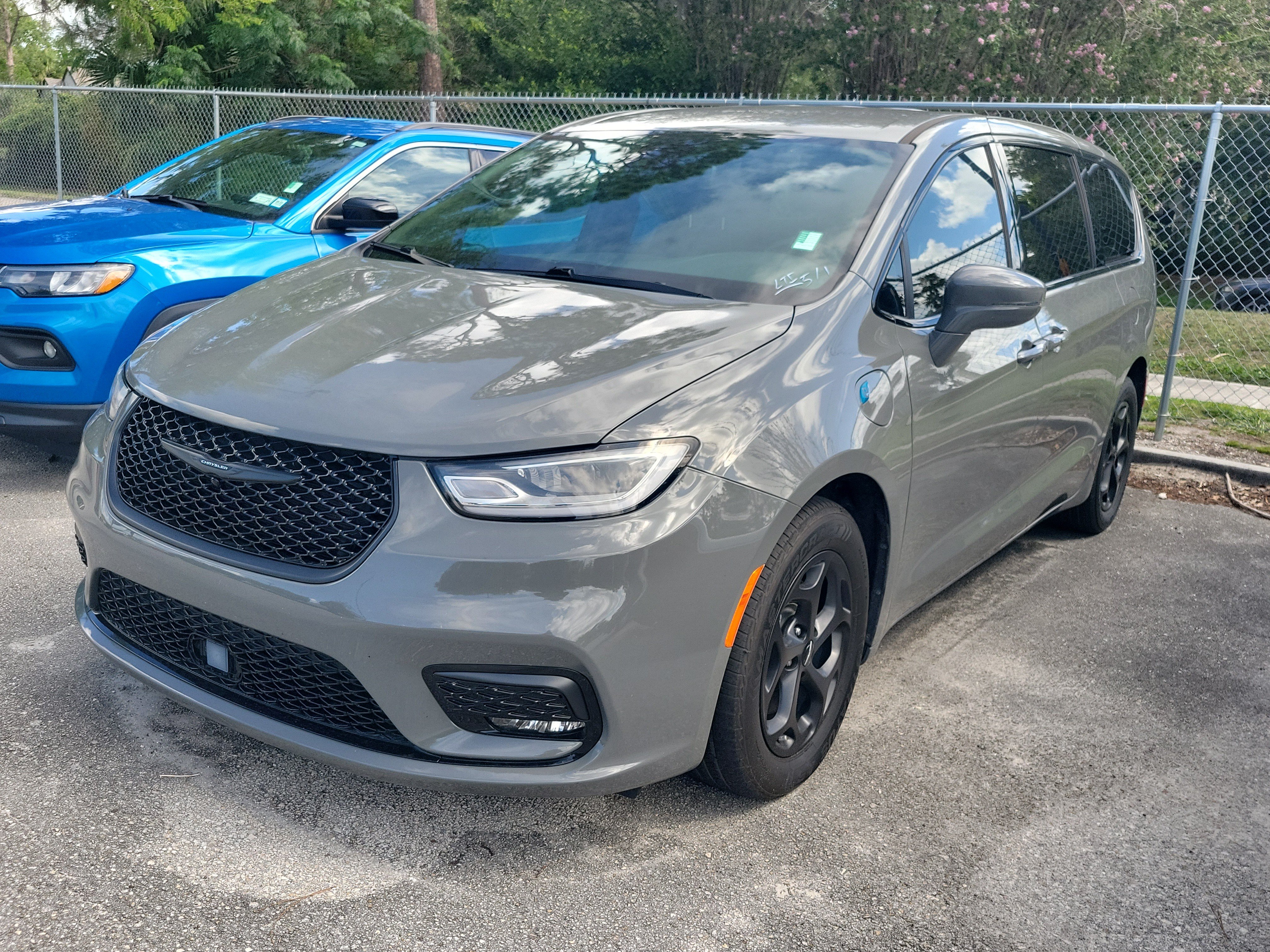 Used 2022 Chrysler Pacifica Touring-L FWD image 3